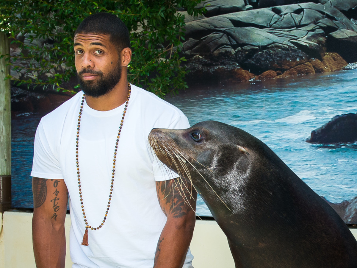 Houston Texan Arian Foster at Houston Zoo with seal