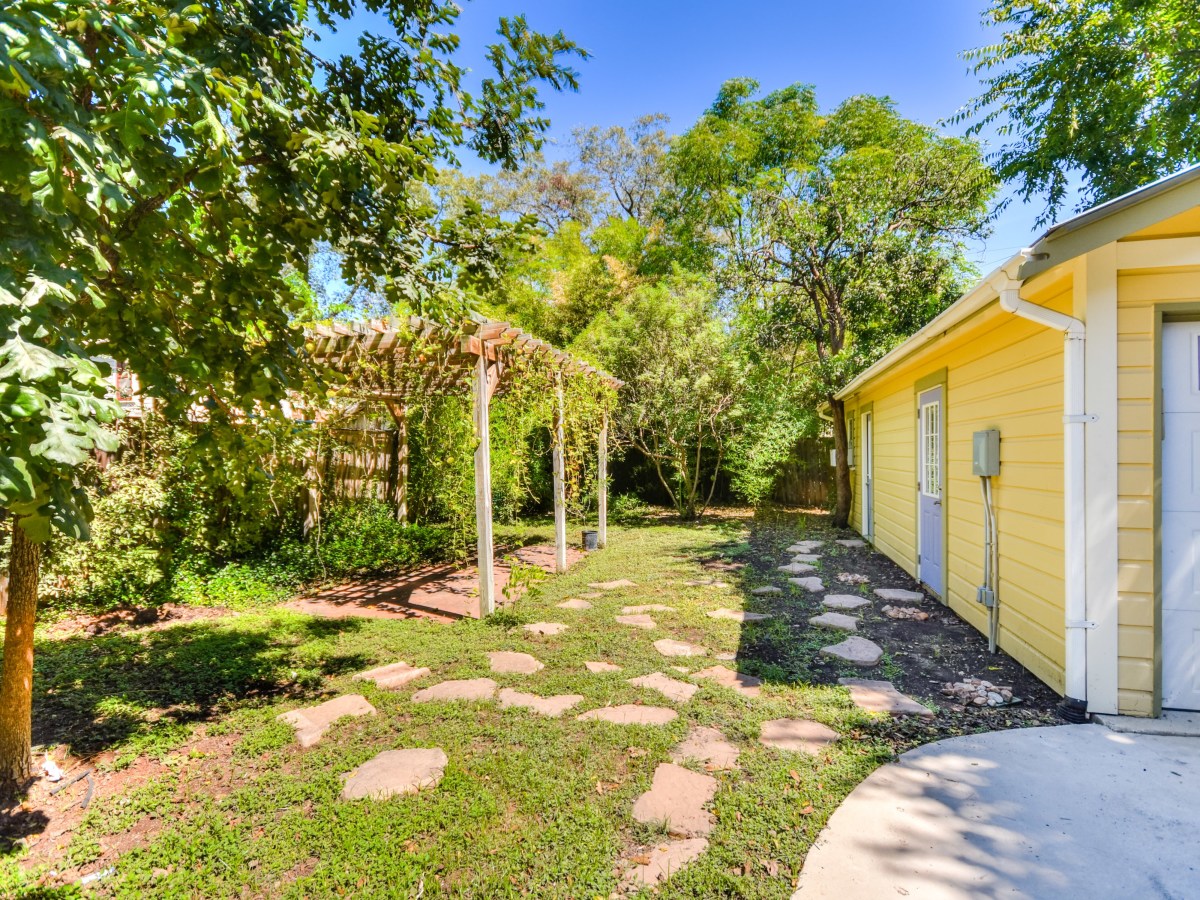 422 Mission San Antonio house for sale backyard