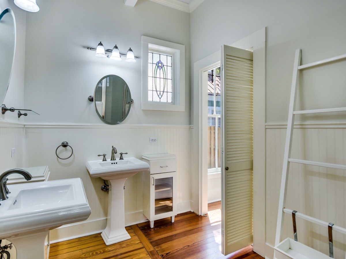422 Mission San Antonio house for sale bathroom
