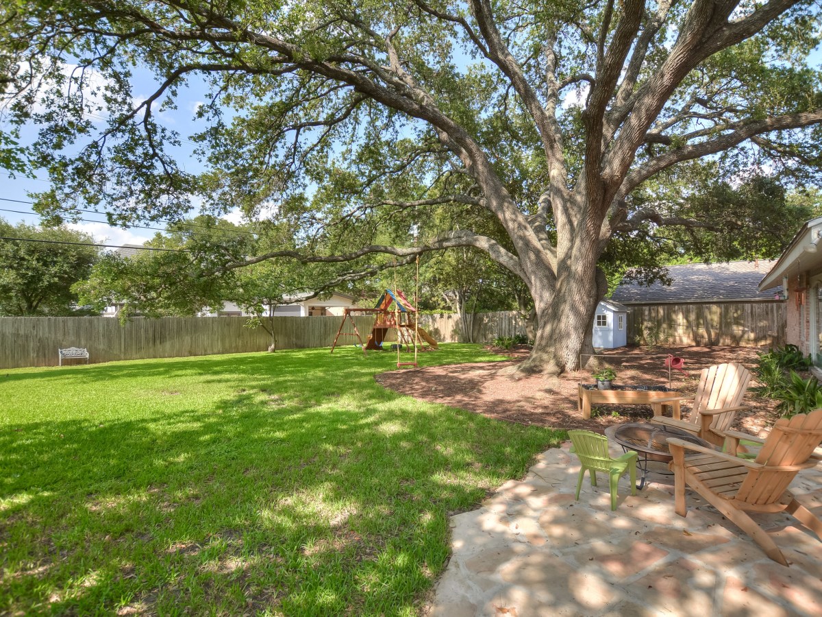 231 Hillview San Antonio house for sale backyard