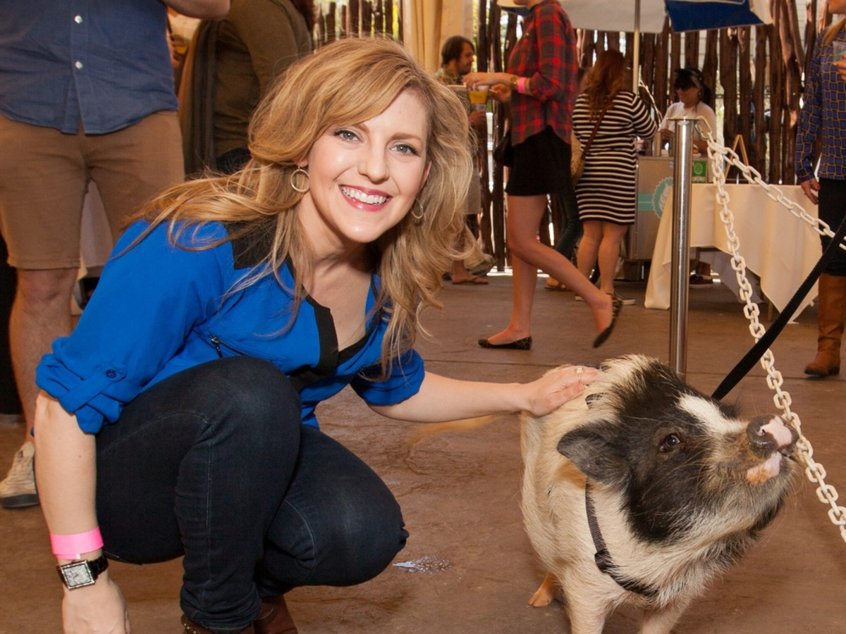 Houston Zoo Flock brunch, March 2016, Courtney Perna with Winston pig