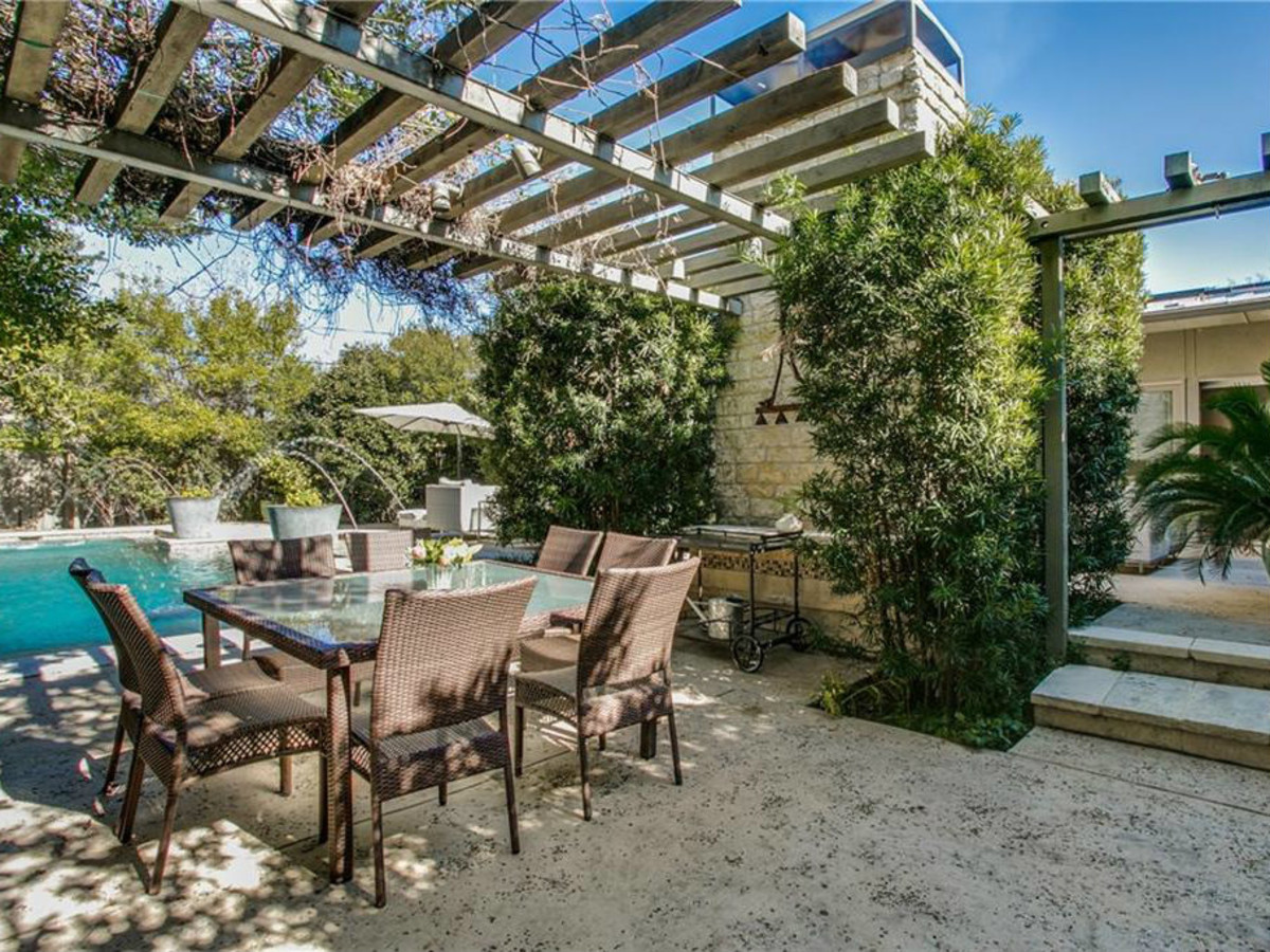 5535 Hanover backyard