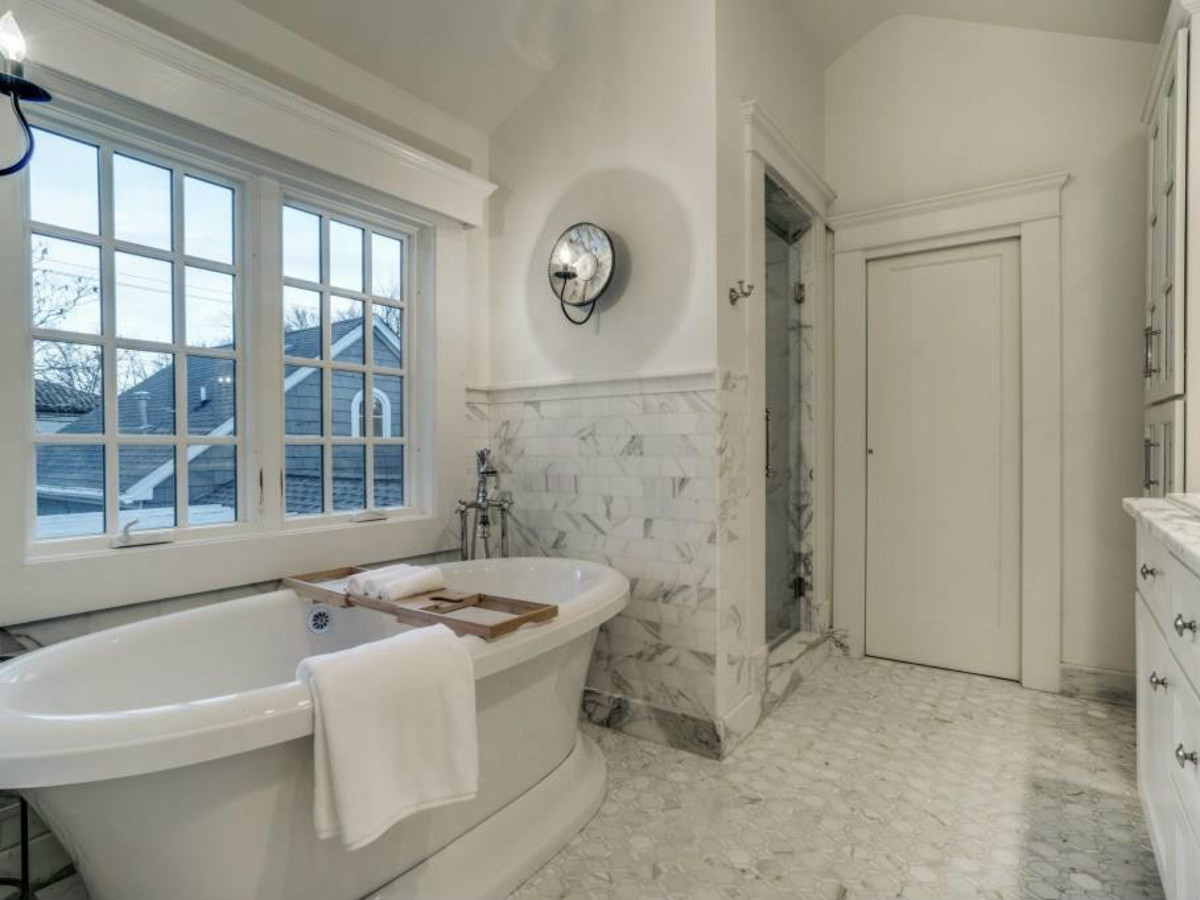 5450 Auburndale Ave. master bathroom