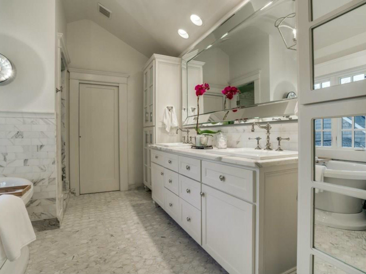 5450 Auburndale Ave. master bathroom