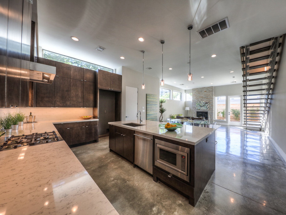 2612 Westgate OTM kitchen living room