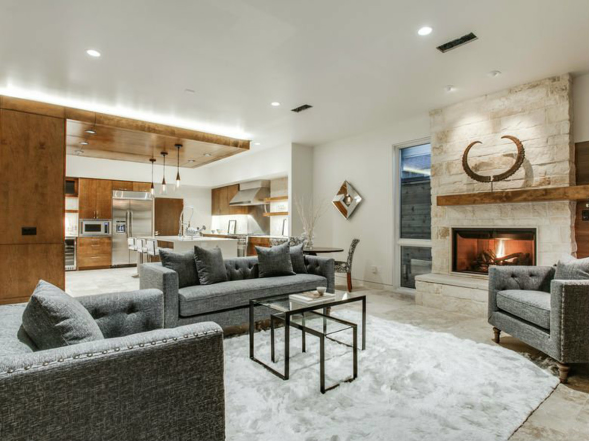 4428 Greenbrier living room