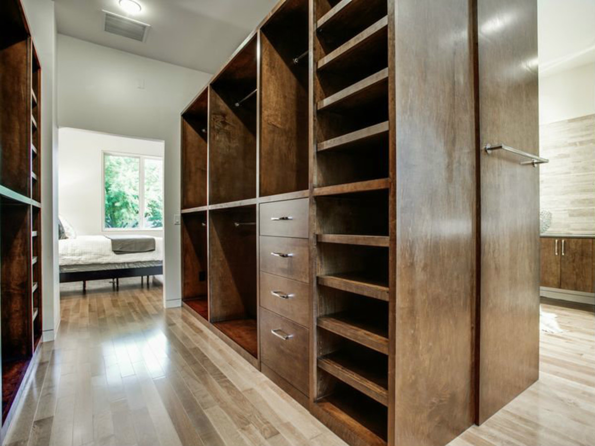4428 Greenbrier closet