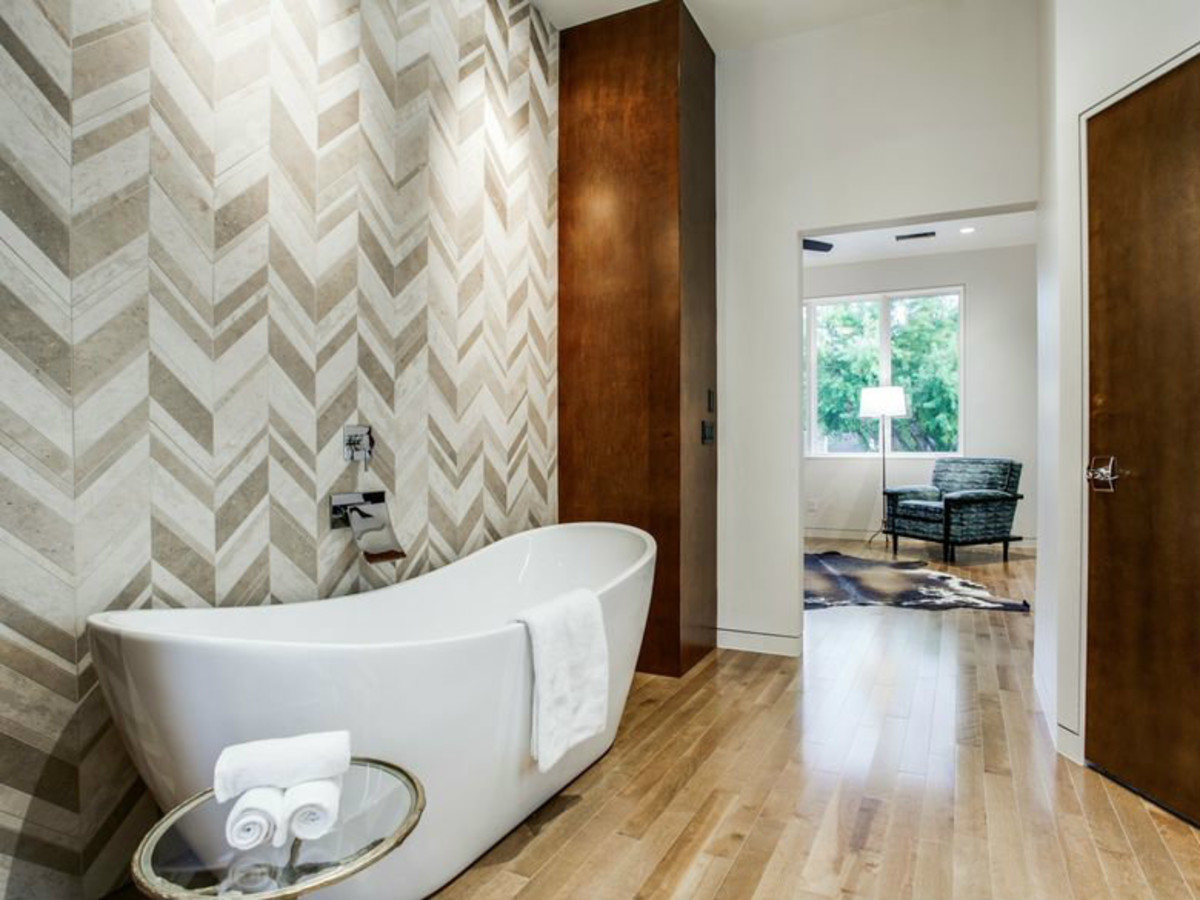 4428 Greenbrier master bathroom