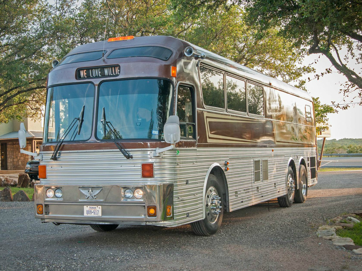 Paul & Me Tour Bus Wille Nelson Family Band Paul English Vintage Innovations