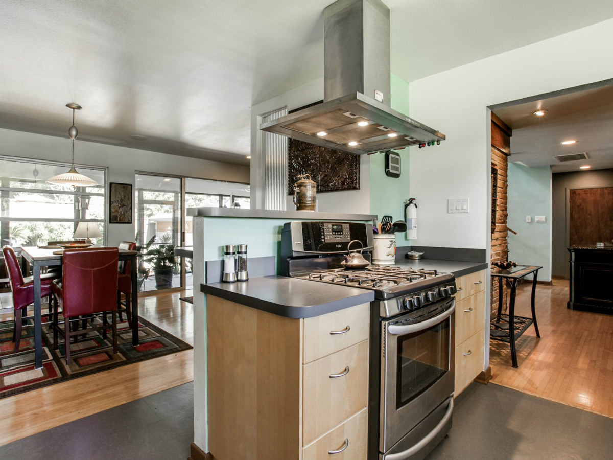 7243 Meadow Lake