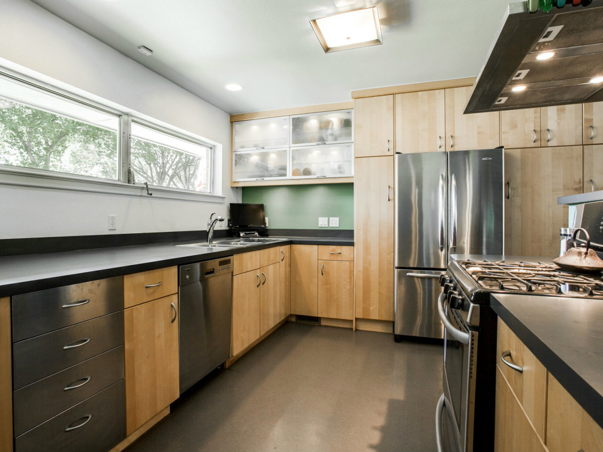 7243 Meadow Lake