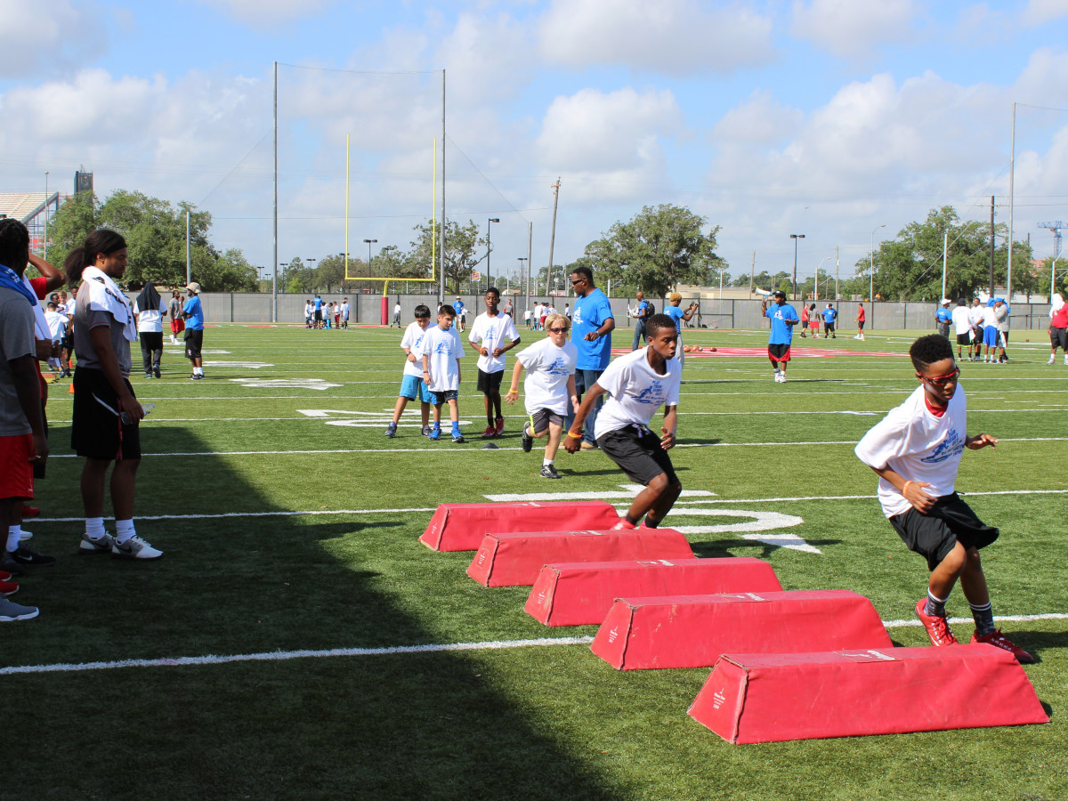 Nfl Star Returns Home To Host Youth Football Camp At Uh