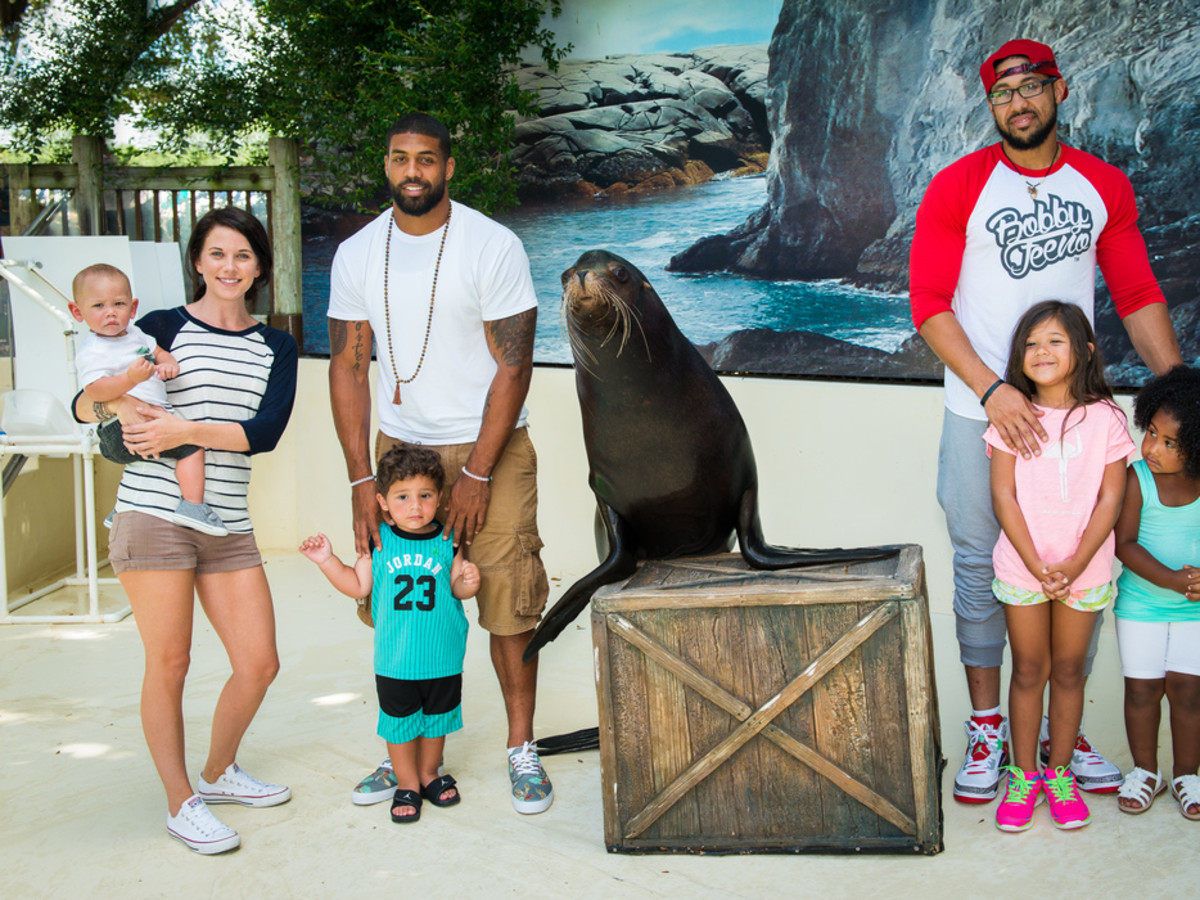 Sister-in-law Chrissy Foster holding Ajani Foster, Arian Foster with son Khyro Foster, Abdul Foster, daughter Zeniah Foster and Naima Foster