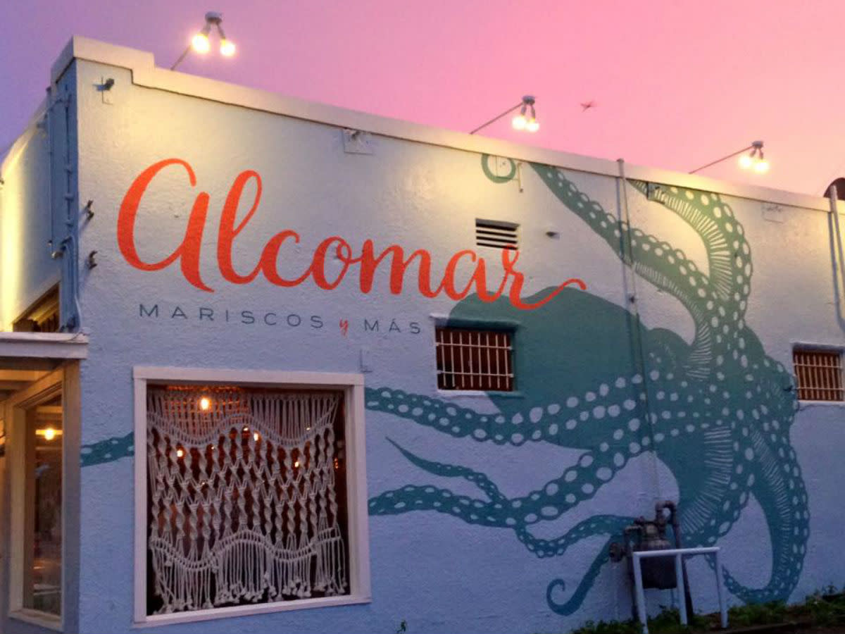 Alcomar Mariscos y Mas Austin restaurant exterior dusk 2015