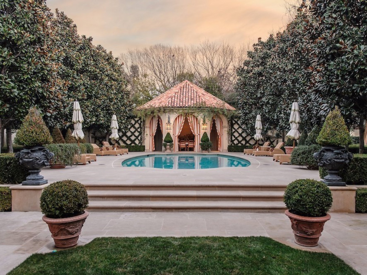 9434 Alva Court in Dallas
