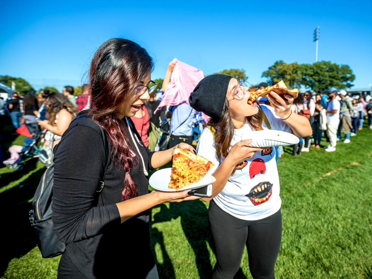 Vegandale Festival girls eating pizza