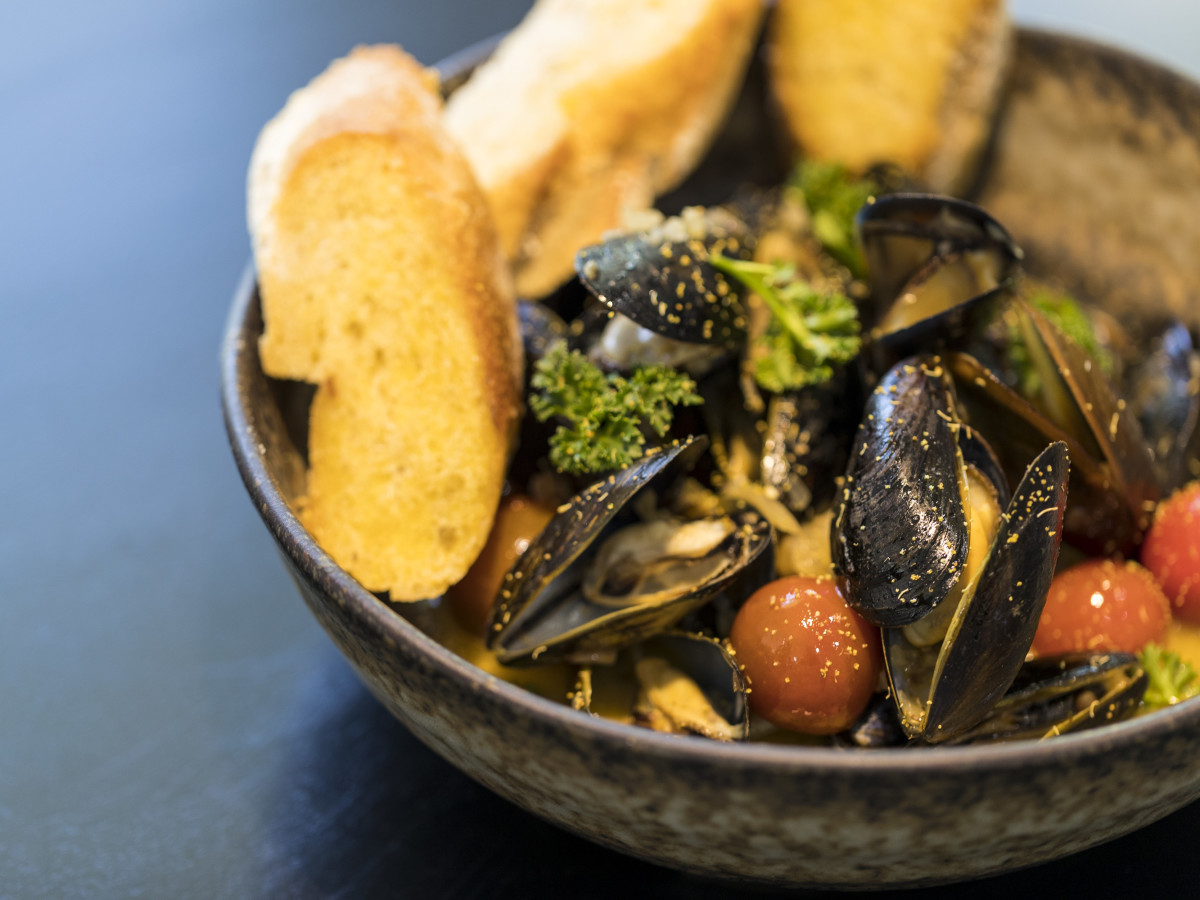 Poitin mussels a la plancha