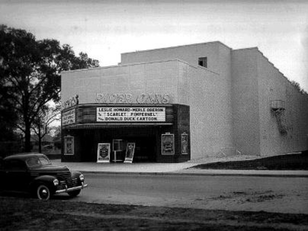 News_River Oaks Theatre_archival image