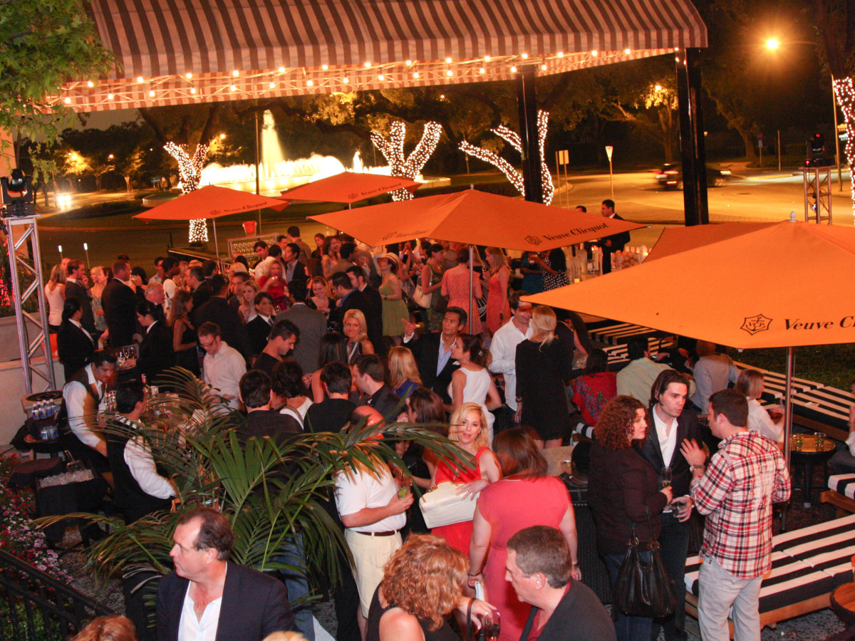 News_ZaZa_St. Tropez_crowd_tents