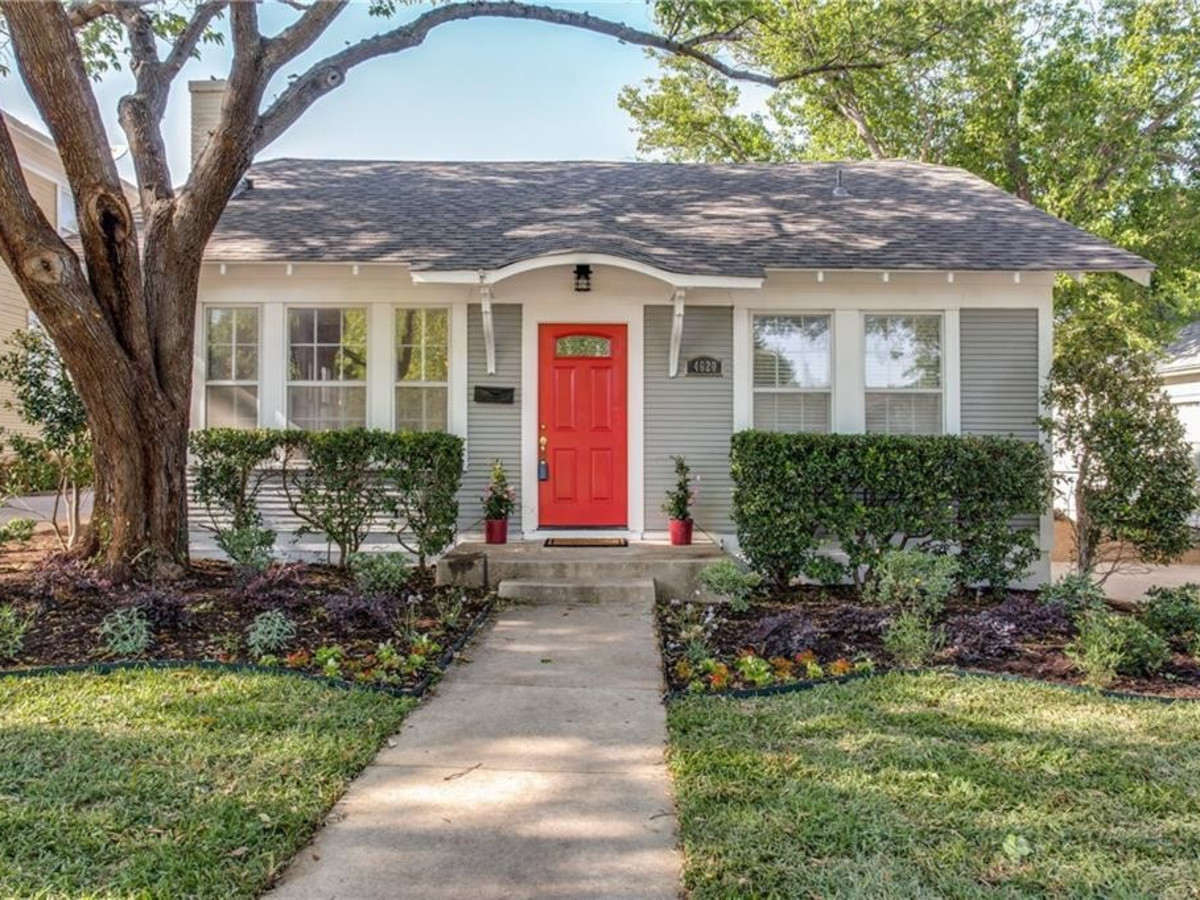 4 Arlington Heights charmers beckon buyers from their colorful doors