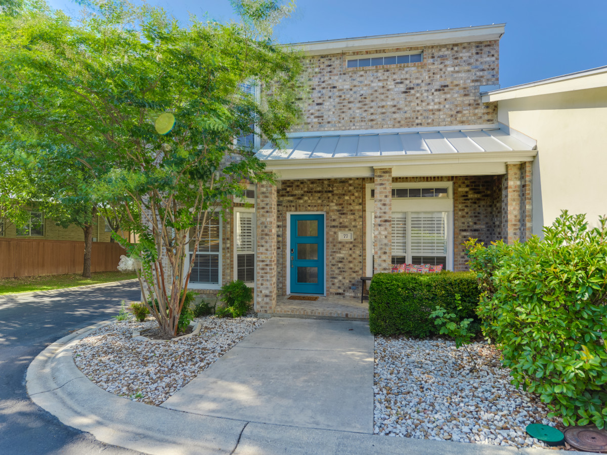 Eyecatching accents help this San Antonio townhome redefine luxury