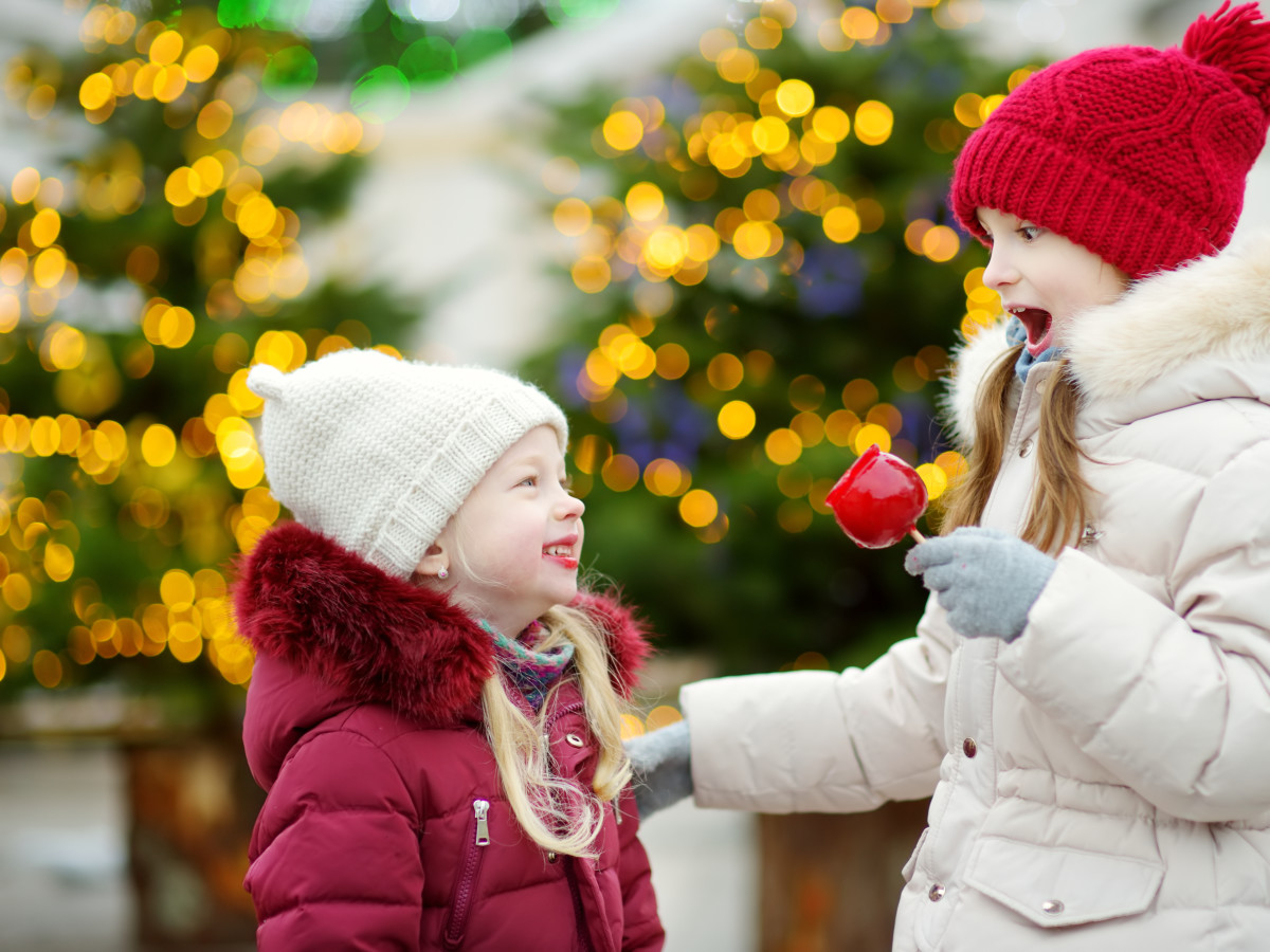 Little girls eating candy apples