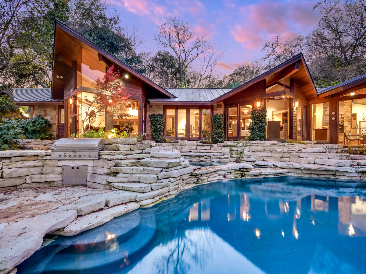 Lake Austin waterfront home echoes Frank Lloyd Wright masterpiece