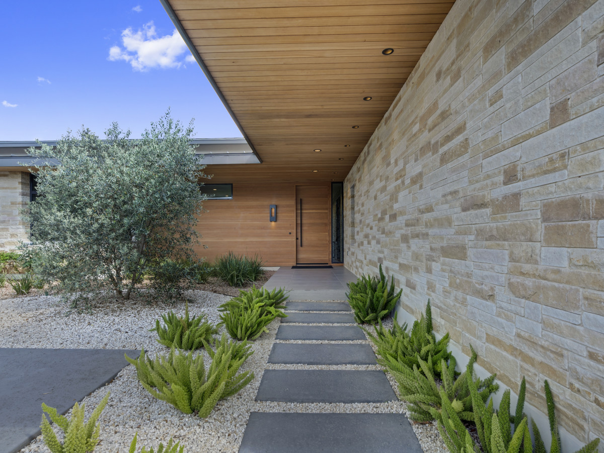 AUS_4624 Amarra Drive