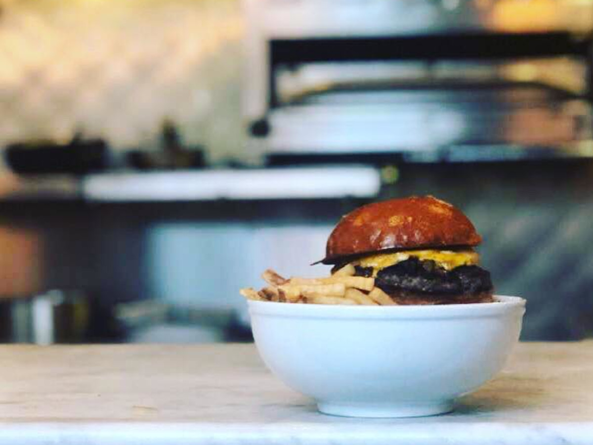 Lotti Dotti cheeseburger