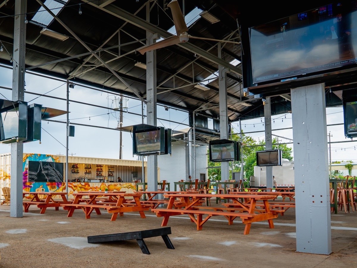 New outdoor bar lights up West Houston with volleyball and a dog park