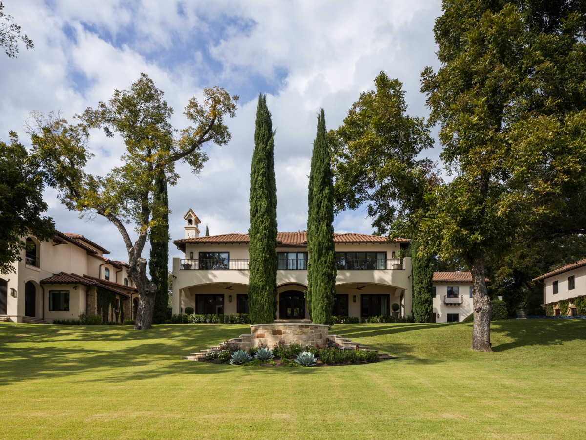Incredible Lake Austin estate spans 3 homes and 500 feet of waterfront