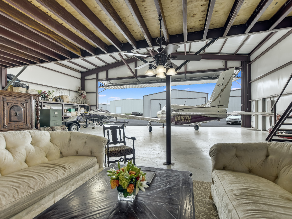 Don't let this Spicewood airplane hangar and apartment fly away