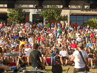 crowd at Hill Country Galleria Independence Day Festival