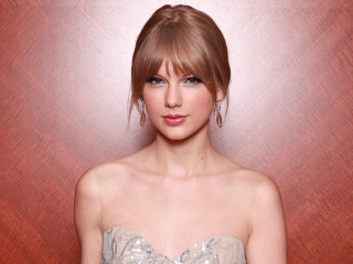 News_Taylor Swift_head shot_hair pulled back