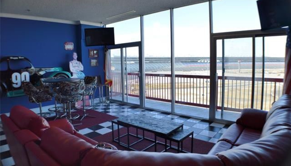 2 trackside condos at Texas Motor Speedway rev their engines for 200K