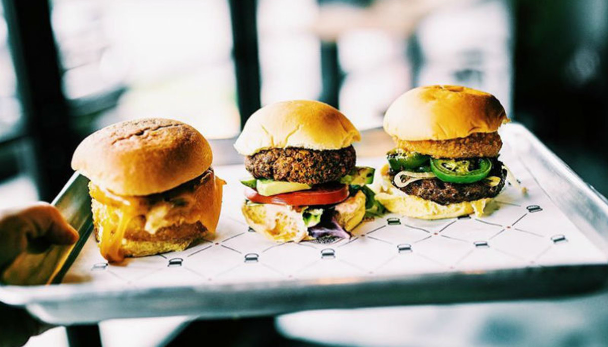 Flipboard Restaurant chain known for wee miniburgers opens in Dallas