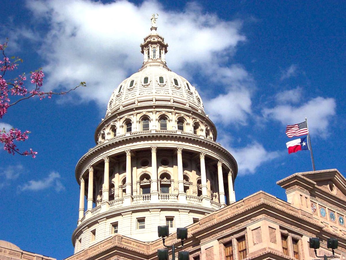 News_Texas capitol_building_flags