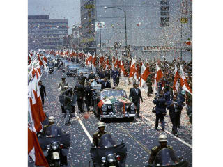 Photo of JFK motorcade with Secret Service agent Kenneth Giannoules
