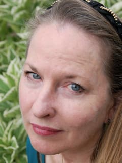 author and writer Katherine Durham Oldmixon headshot