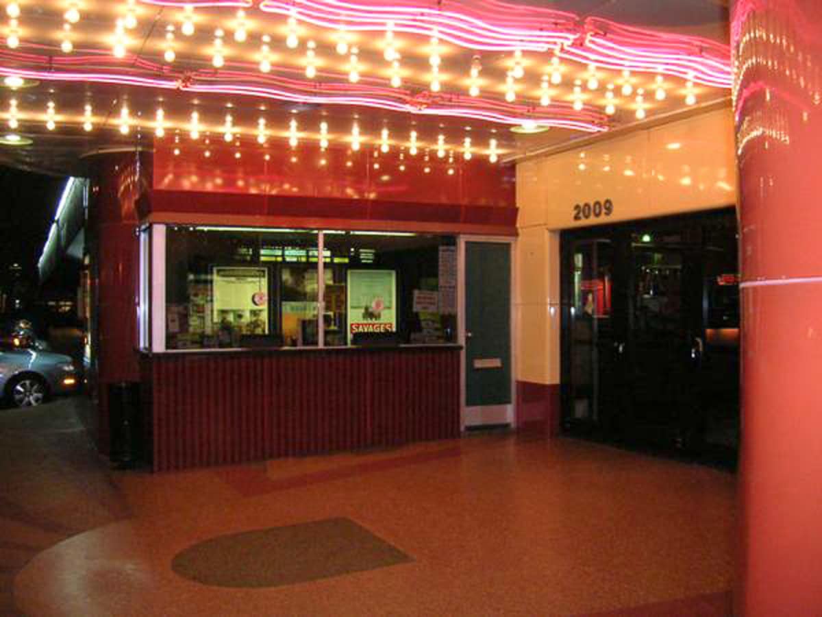 News_River Oaks Theatre_front_entrance_night