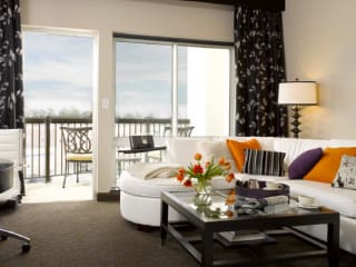 News_AVIA Hotels_The Woodlands_living room