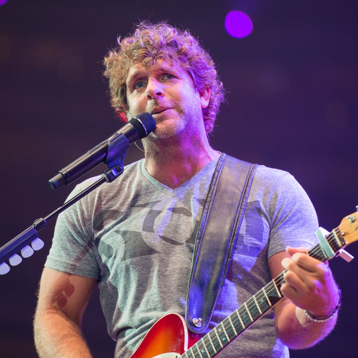 Simple Hunk: Billy Currington shows country needn't be fussy at Rodeo