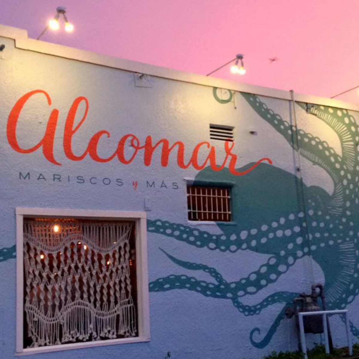 Alcomar Mariscos y Mas Austin restaurant exterior dusk 2015