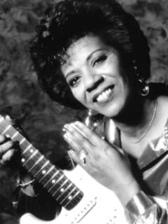 musician Barbara Lynn with guitar