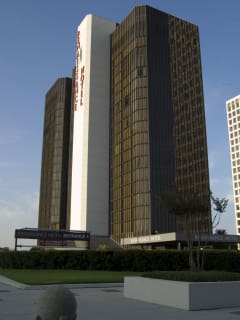 Places-Hotels/Spas-Renaissance Hotel Houston-building-1