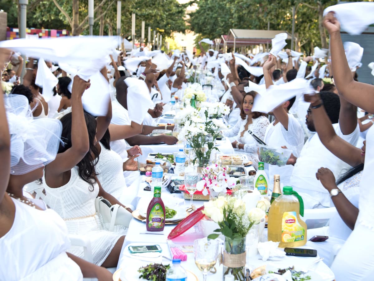 Très chic picnic with allwhite dress code takes over downtown park