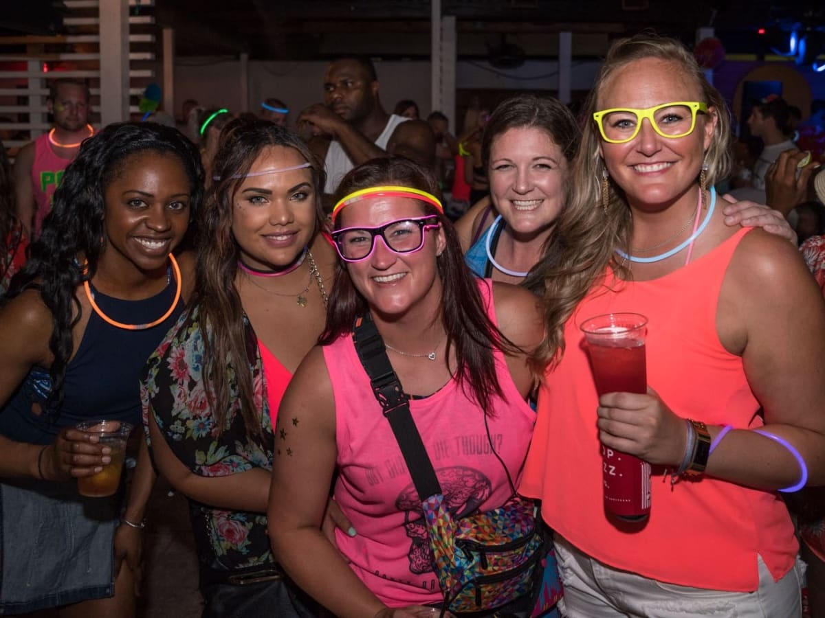 Lauren Smith, Allie Carter, Tara Gavlak, Jennifer Threlkeld, Sara McArtuhur, BvB pool party