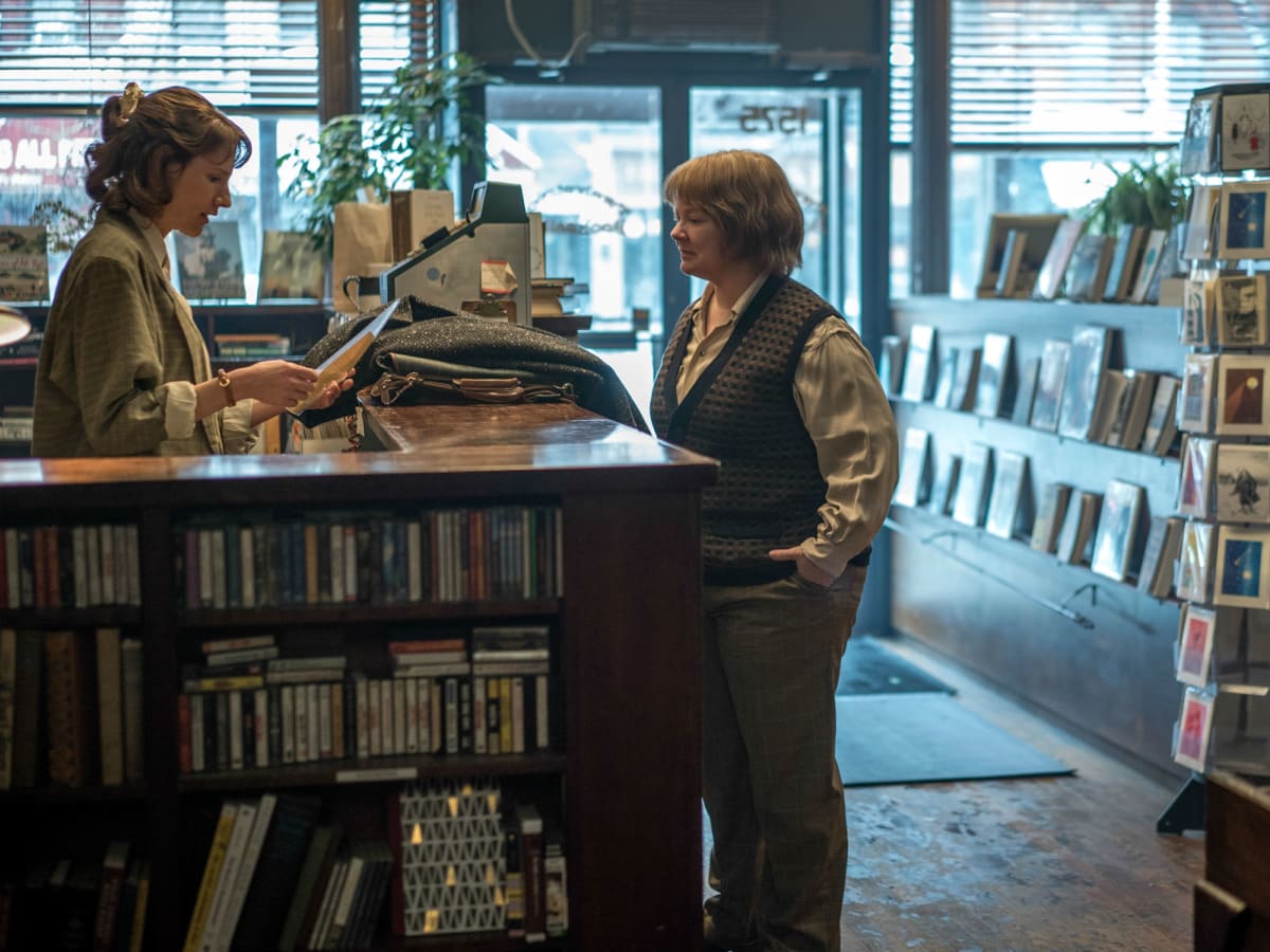 Dolly Wells and Melissa McCarthy in Can You Ever Forgive Me?