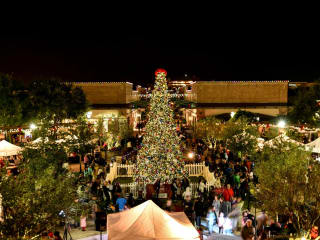 LaCenterra at Cinco Ranch presents 9th annual Tree Lighting Celebration