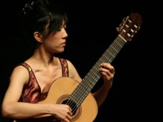 classical guitar Xuefei Yang playing guitar